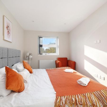 Crown Place 2 & 3 Bedroom Luxury Apts With Parking In Shepperton By 360Stays المظهر الخارجي الصورة