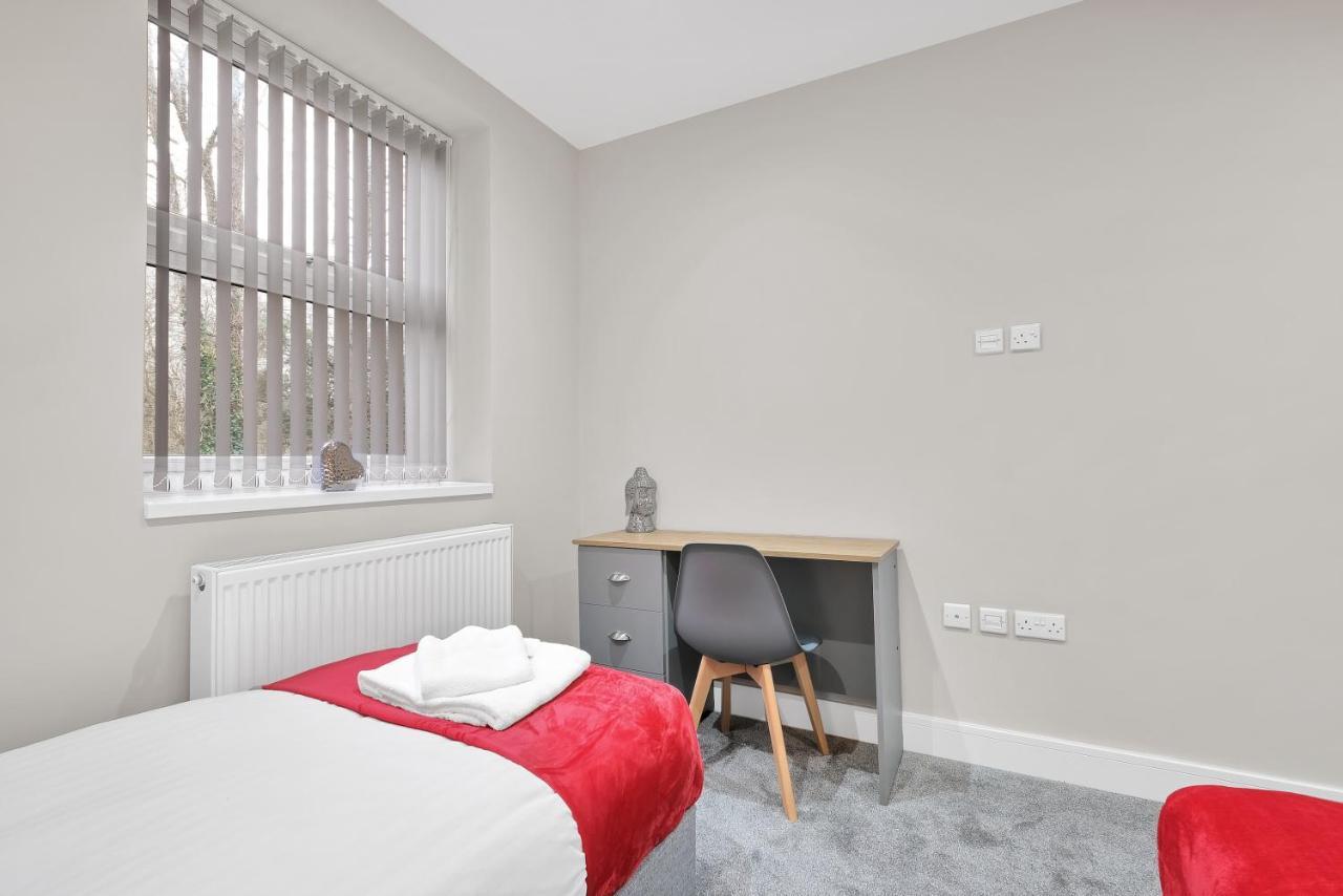 Crown Place 2 & 3 Bedroom Luxury Apts With Parking In Shepperton By 360Stays المظهر الخارجي الصورة
