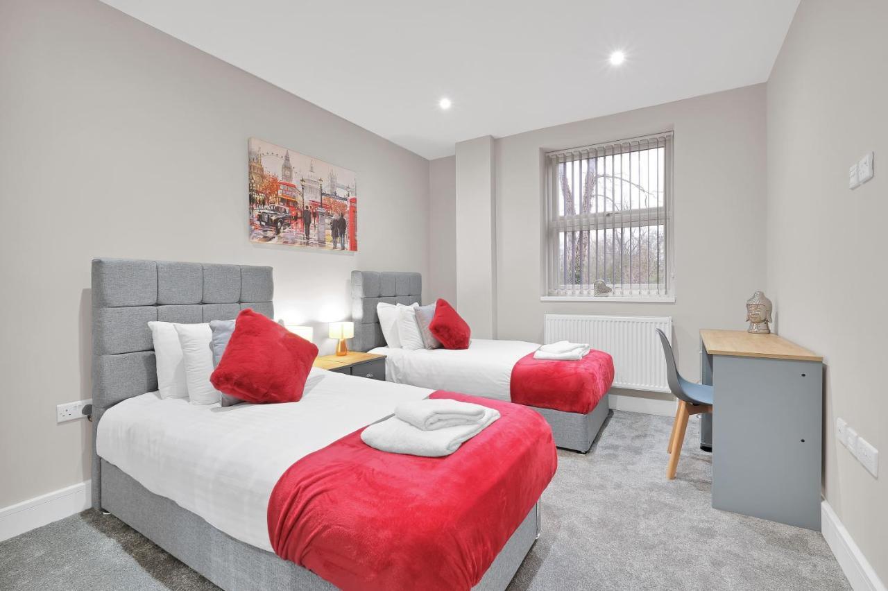 Crown Place 2 & 3 Bedroom Luxury Apts With Parking In Shepperton By 360Stays المظهر الخارجي الصورة