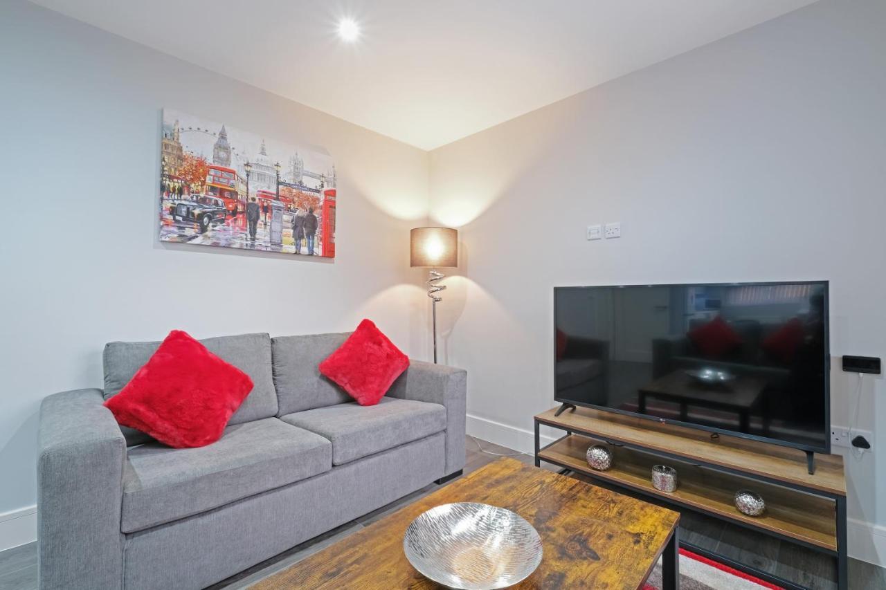 Crown Place 2 & 3 Bedroom Luxury Apts With Parking In Shepperton By 360Stays المظهر الخارجي الصورة