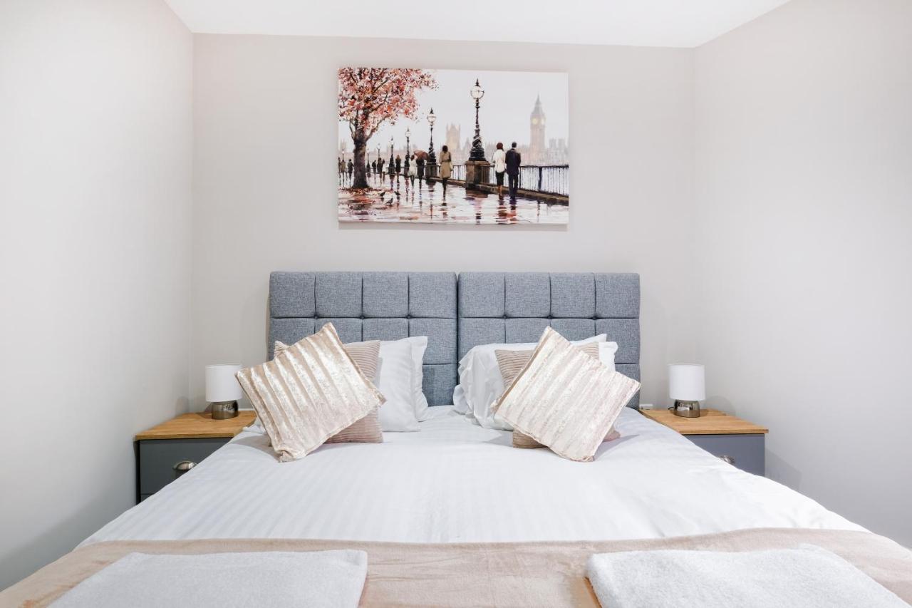Crown Place 2 & 3 Bedroom Luxury Apts With Parking In Shepperton By 360Stays المظهر الخارجي الصورة