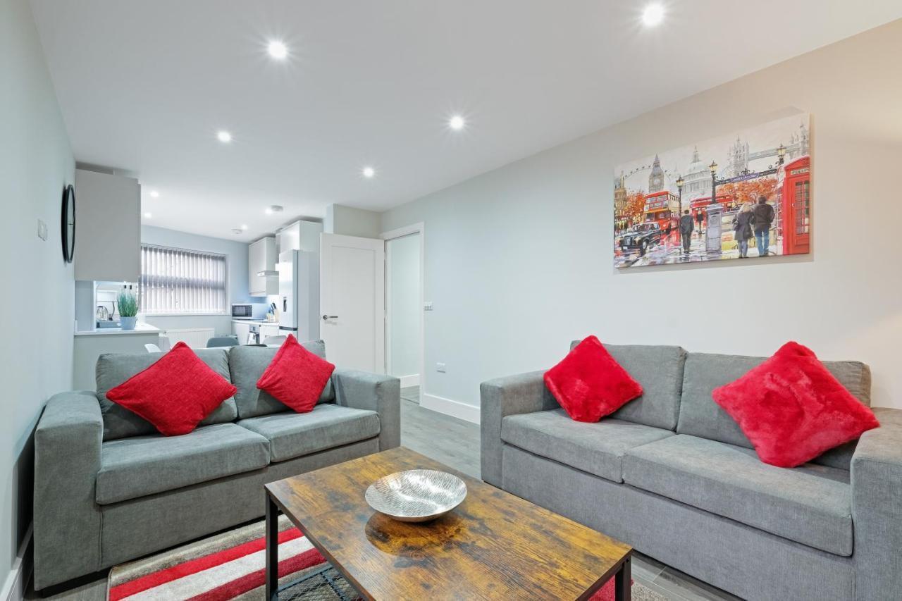 Crown Place 2 & 3 Bedroom Luxury Apts With Parking In Shepperton By 360Stays المظهر الخارجي الصورة