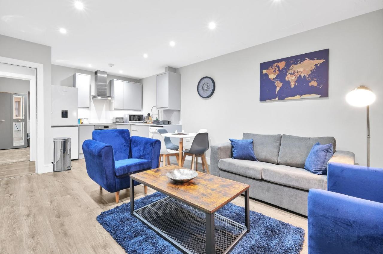 Crown Place 2 & 3 Bedroom Luxury Apts With Parking In Shepperton By 360Stays المظهر الخارجي الصورة