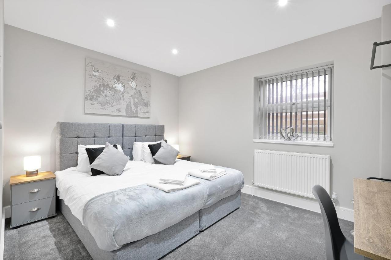Crown Place 2 & 3 Bedroom Luxury Apts With Parking In Shepperton By 360Stays المظهر الخارجي الصورة