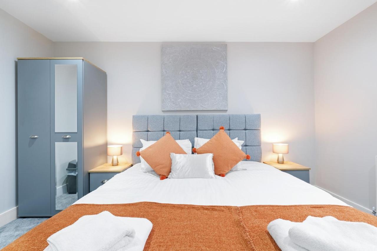 Crown Place 2 & 3 Bedroom Luxury Apts With Parking In Shepperton By 360Stays المظهر الخارجي الصورة