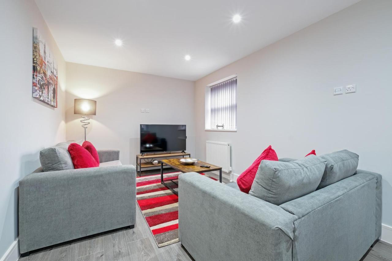 Crown Place 2 & 3 Bedroom Luxury Apts With Parking In Shepperton By 360Stays المظهر الخارجي الصورة