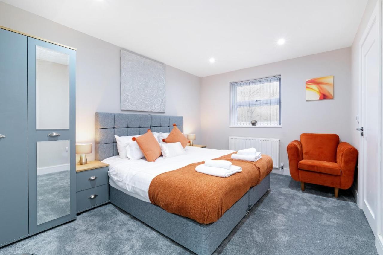 Crown Place 2 & 3 Bedroom Luxury Apts With Parking In Shepperton By 360Stays المظهر الخارجي الصورة