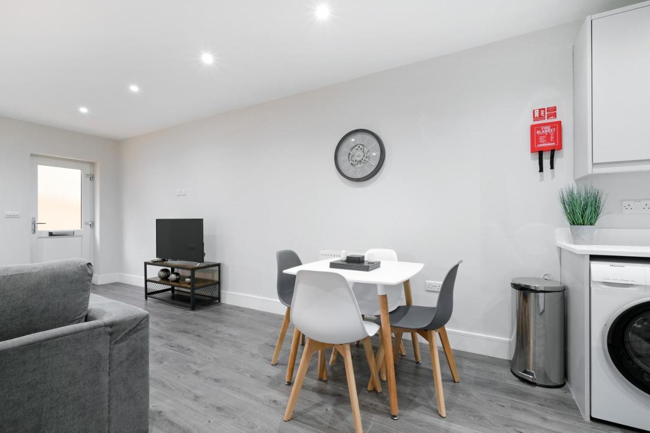 Crown Place 2 & 3 Bedroom Luxury Apts With Parking In Shepperton By 360Stays المظهر الخارجي الصورة