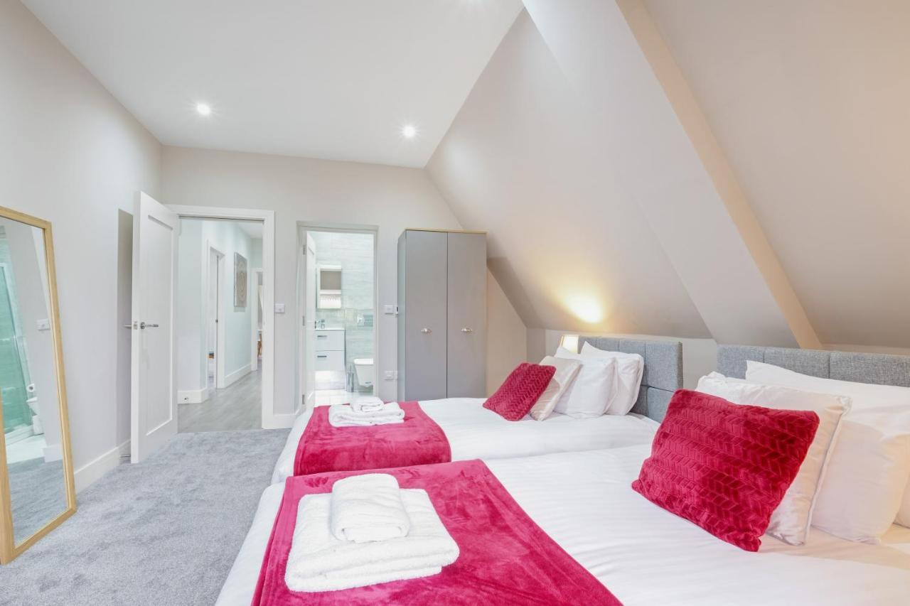 Crown Place 2 & 3 Bedroom Luxury Apts With Parking In Shepperton By 360Stays المظهر الخارجي الصورة