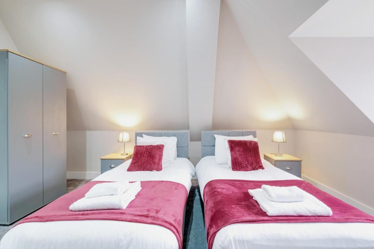 Crown Place 2 & 3 Bedroom Luxury Apts With Parking In Shepperton By 360Stays المظهر الخارجي الصورة