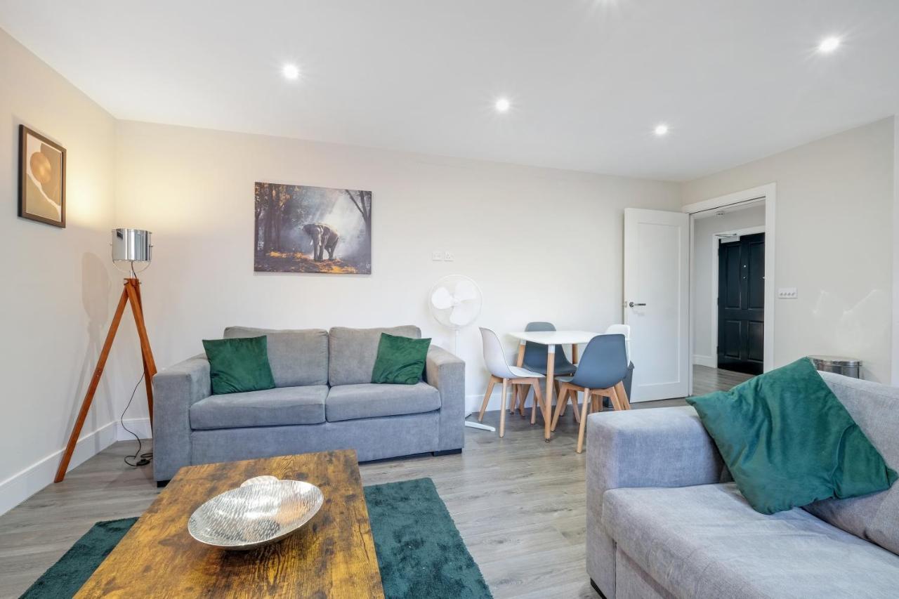 Crown Place 2 & 3 Bedroom Luxury Apts With Parking In Shepperton By 360Stays المظهر الخارجي الصورة