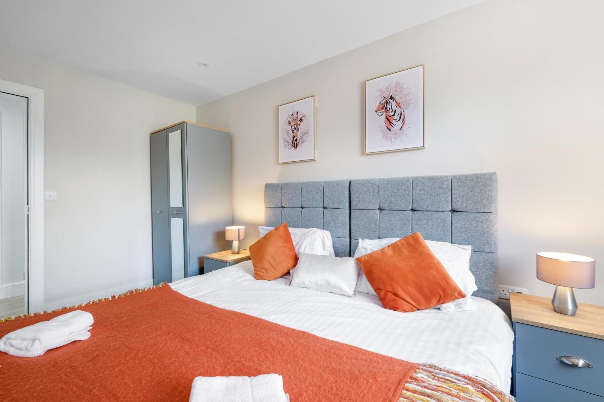 Crown Place 2 & 3 Bedroom Luxury Apts With Parking In Shepperton By 360Stays المظهر الخارجي الصورة
