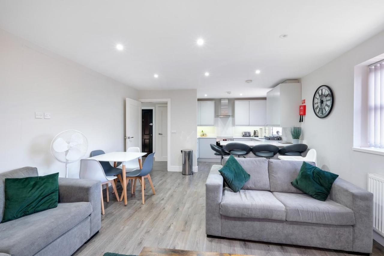 Crown Place 2 & 3 Bedroom Luxury Apts With Parking In Shepperton By 360Stays المظهر الخارجي الصورة